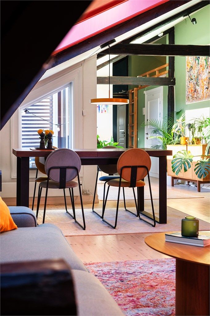 Leiligheten har en meget god beliggenhet, med fantastiske muligheter til å kunne bryne seg på småbutikkshopping: klær, bruktbutikker, blomster, sko, frisører, apotek, vinmonopol, renseri etc.