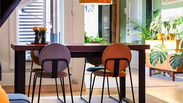 Leiligheten har en meget god beliggenhet, med fantastiske muligheter til å kunne bryne seg på småbutikkshopping: klær, bruktbutikker, blomster, sko, frisører, apotek, vinmonopol, renseri etc.