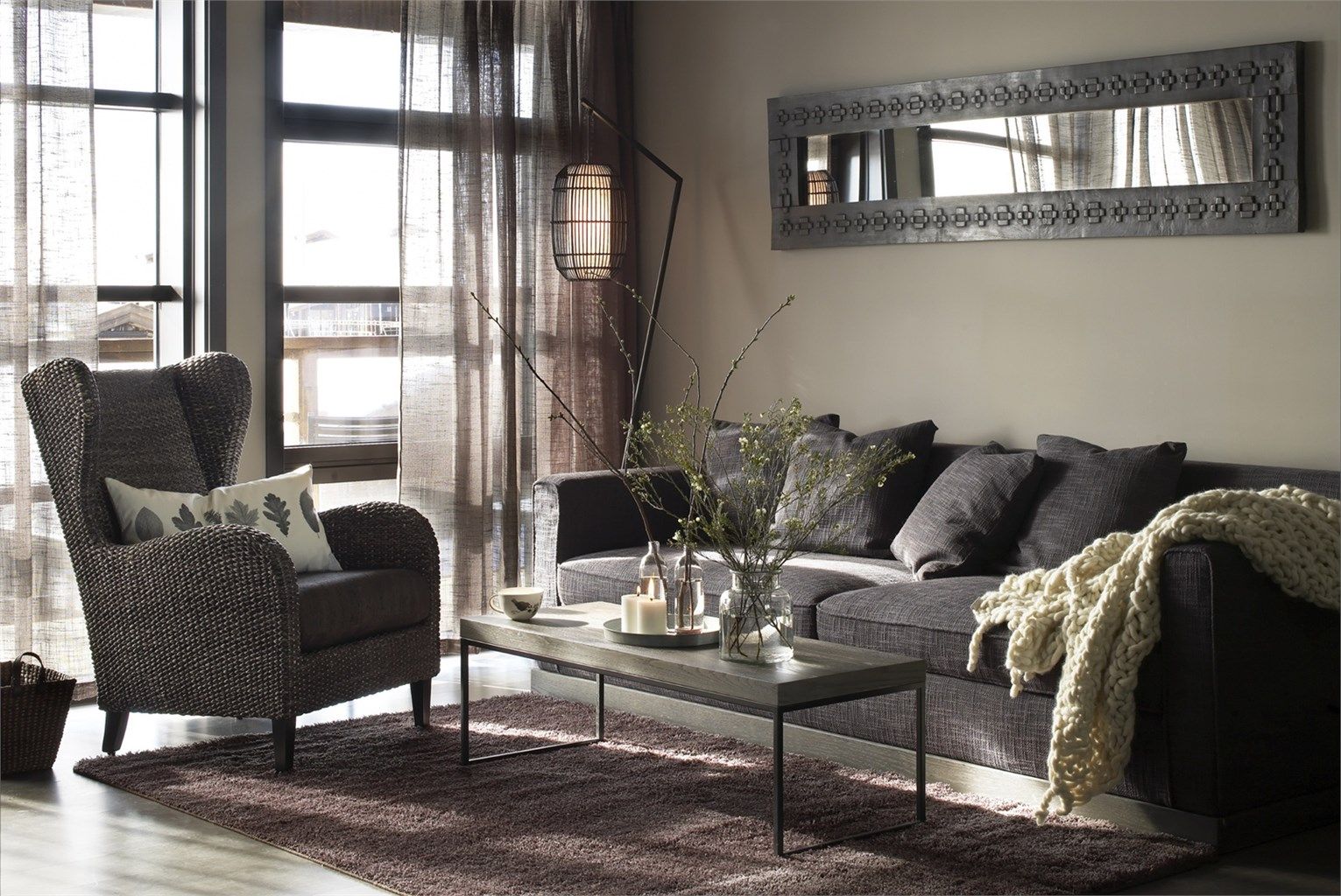 Illustrasjonsfoto - Lys og tiltalende stue med gasspeis og utgang til balkong.