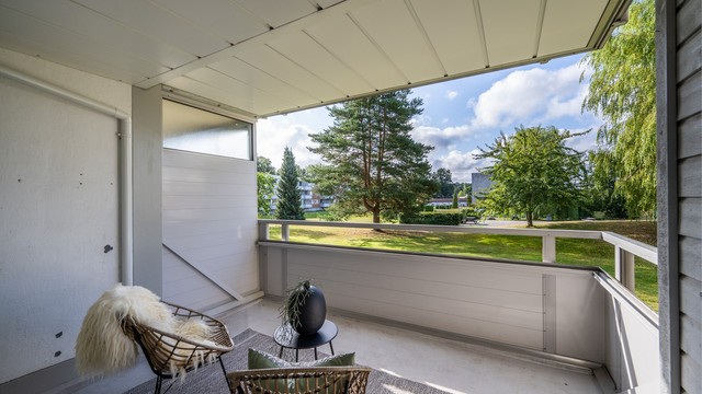 Fra stuen er det utgang til en romslig, sørvendt balkong på ca. 10 m².