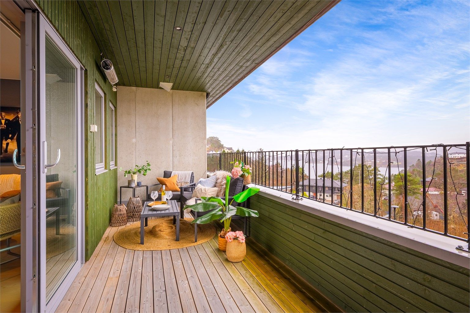 - Her får du trappefri adkomst til beliggenhet i toppetasjen med nydelig utsikt og gode solforhold -