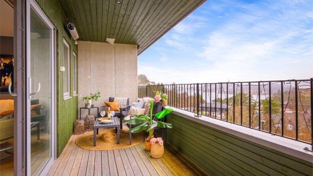 - Her får du trappefri adkomst til beliggenhet i toppetasjen med nydelig utsikt og gode solforhold -