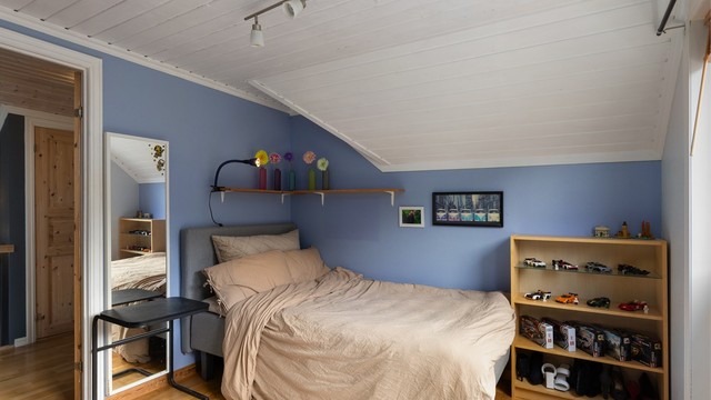 Rommet er romslig og det er god plass til seng, skrivebord og garderobeskap.