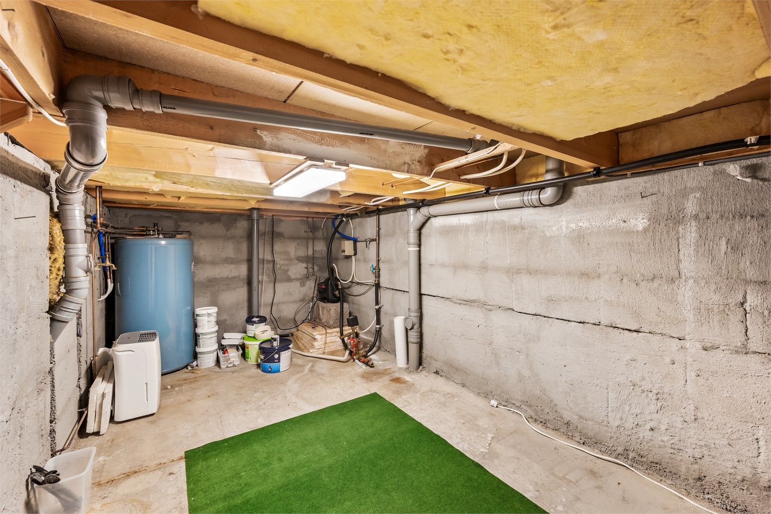 I husets underetasje finnes også en romslig oppbevaringskjeller. 