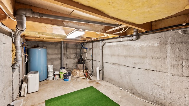 I husets underetasje finnes også en romslig oppbevaringskjeller.