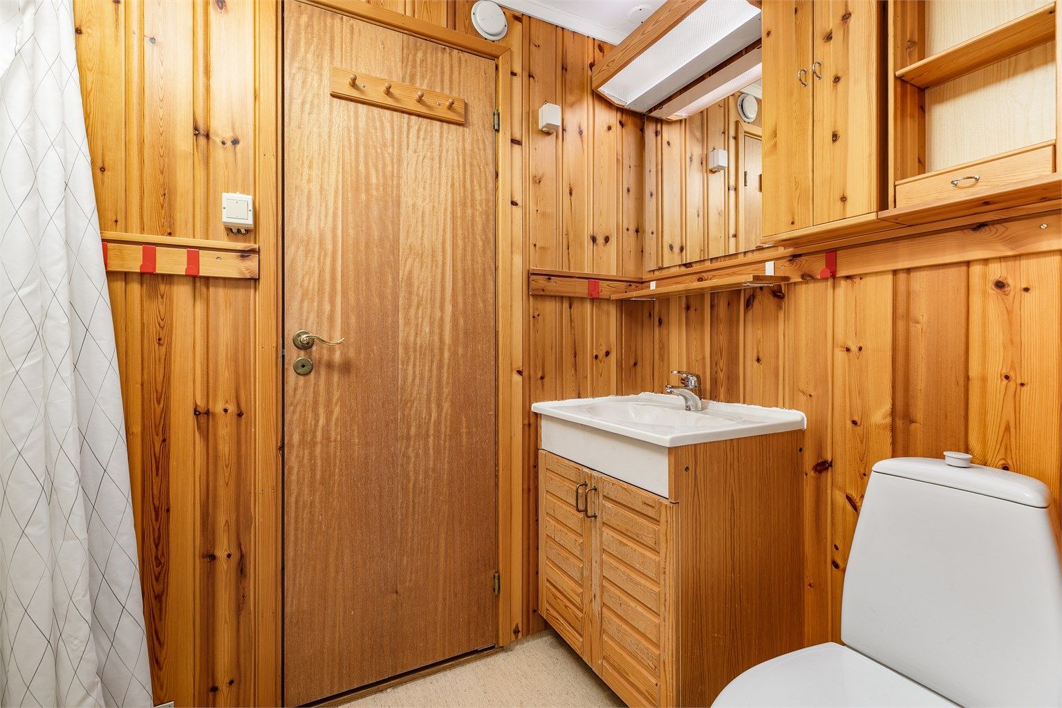 Kjellerens bad er fra ukjent årstall og på bakgrunn av ulike forhold gitt TG 3, noe som betyr at fornyelse/renovering må påregnes.