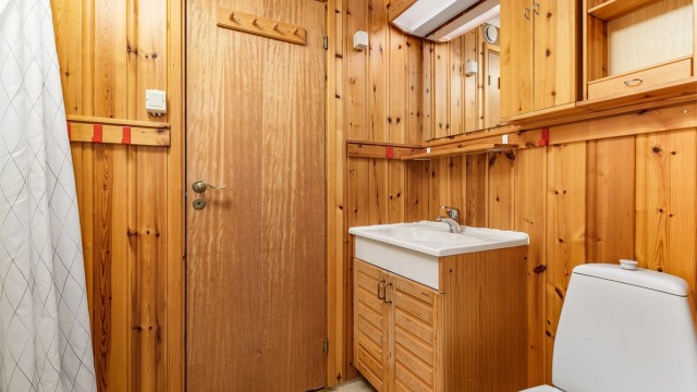 Kjellerens bad er fra ukjent årstall og på bakgrunn av ulike forhold gitt TG 3, noe som betyr at fornyelse/renovering må påregnes.