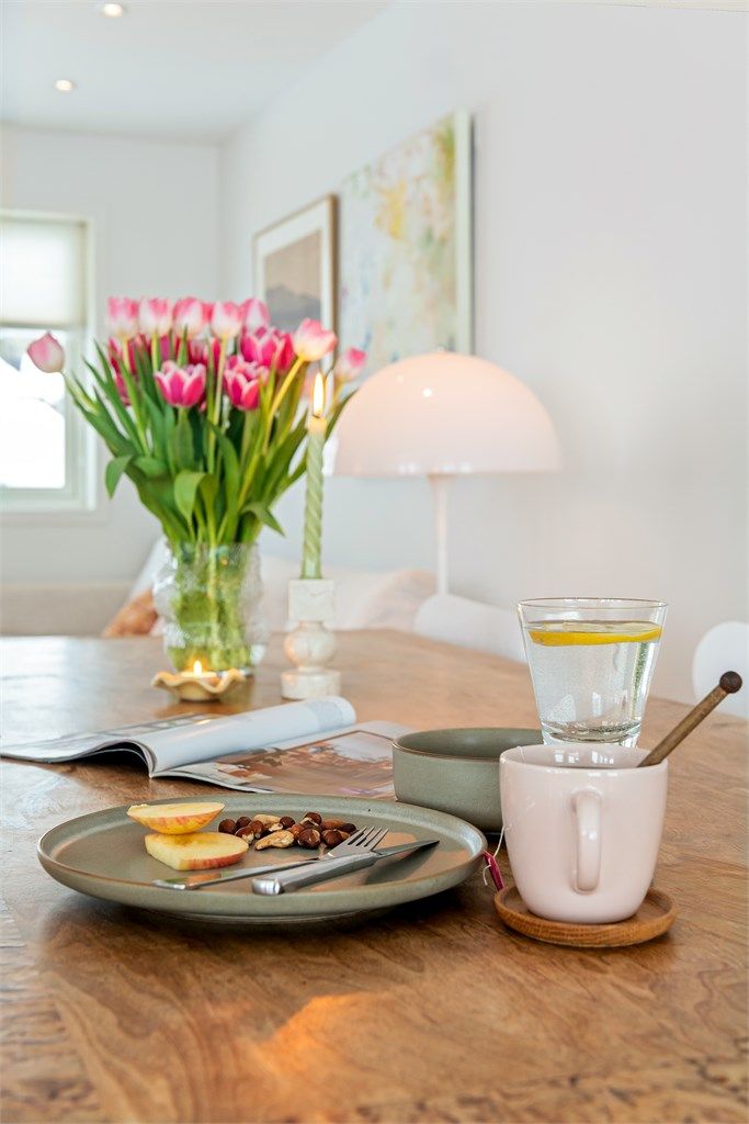 De store vinduene med 3-lags energiglass gir en god romfølelse.