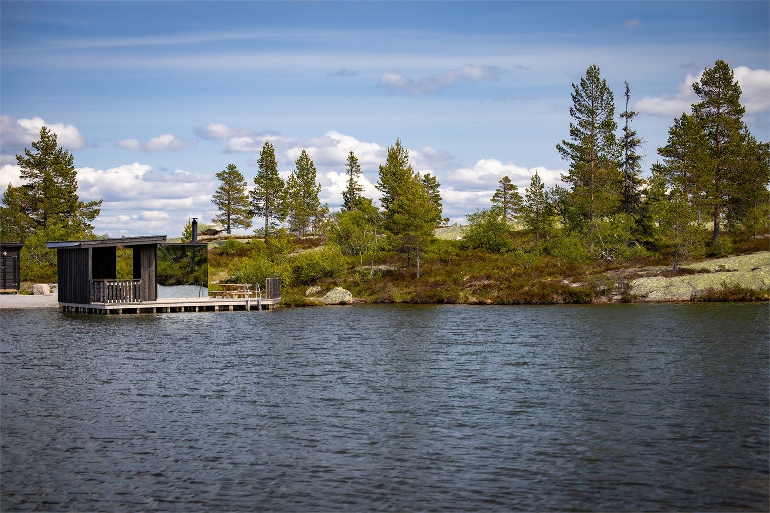På toppen av Vrådal finner du denne populære saunaen, samt badetrapp til vannet.