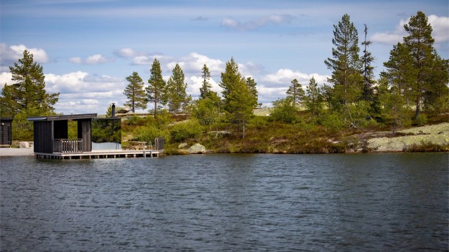 På toppen av Vrådal finner du denne populære saunaen, samt badetrapp til vannet.