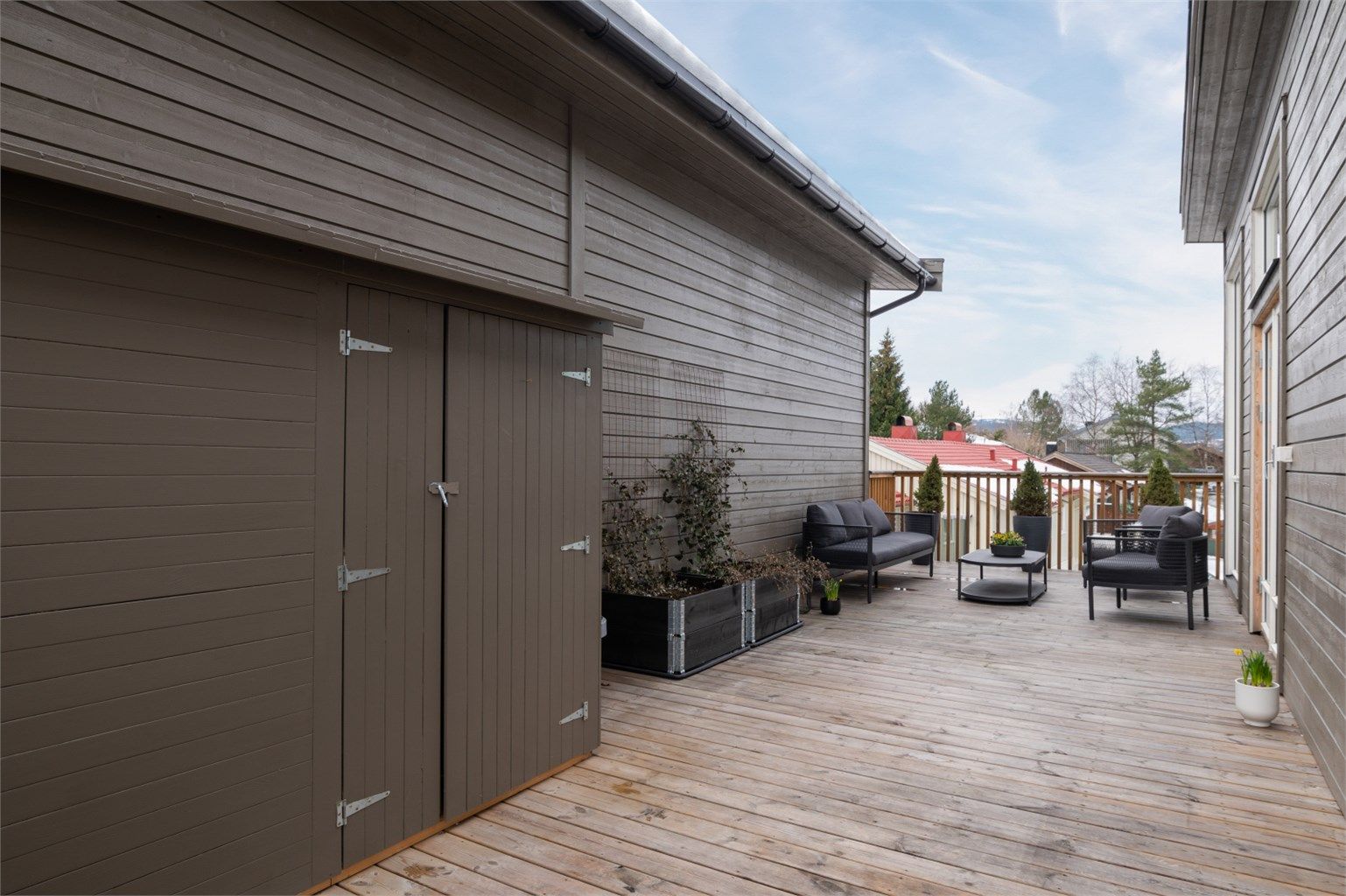 Boligen har tilhørende utvendig bod på 5 kvm.