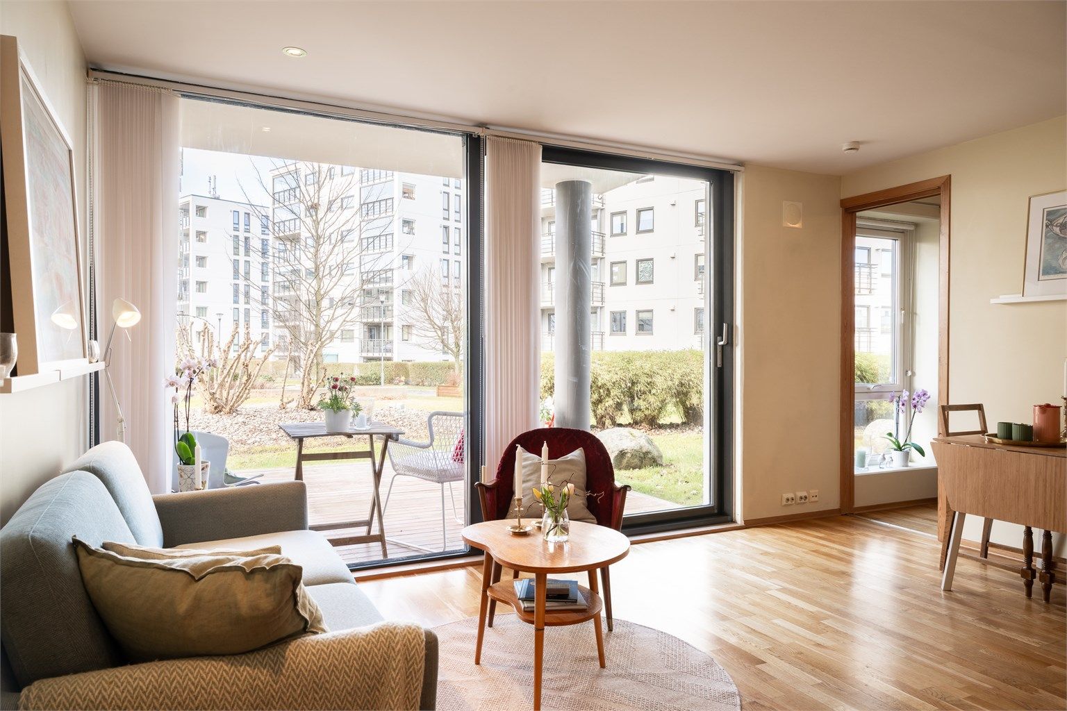 Lys og innbydende leilighet på bakkeplan. Foto Kristine Tofte.