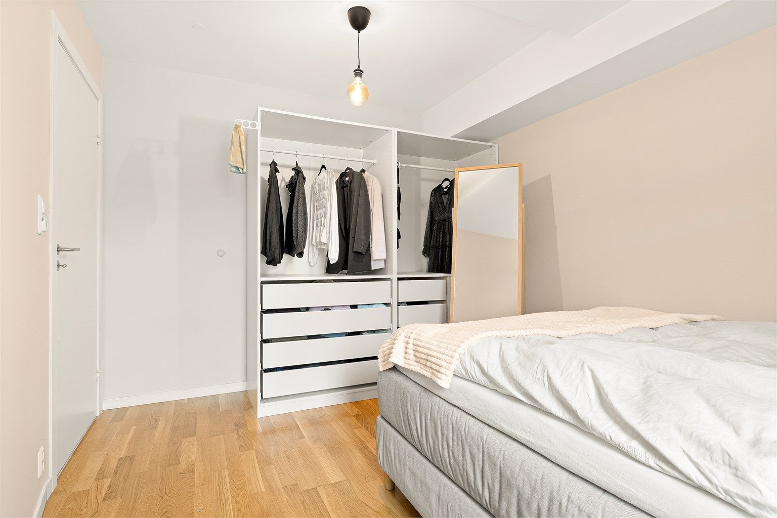 Innredet med praktisk garderobe 