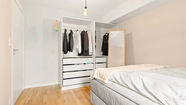 Innredet med praktisk garderobe