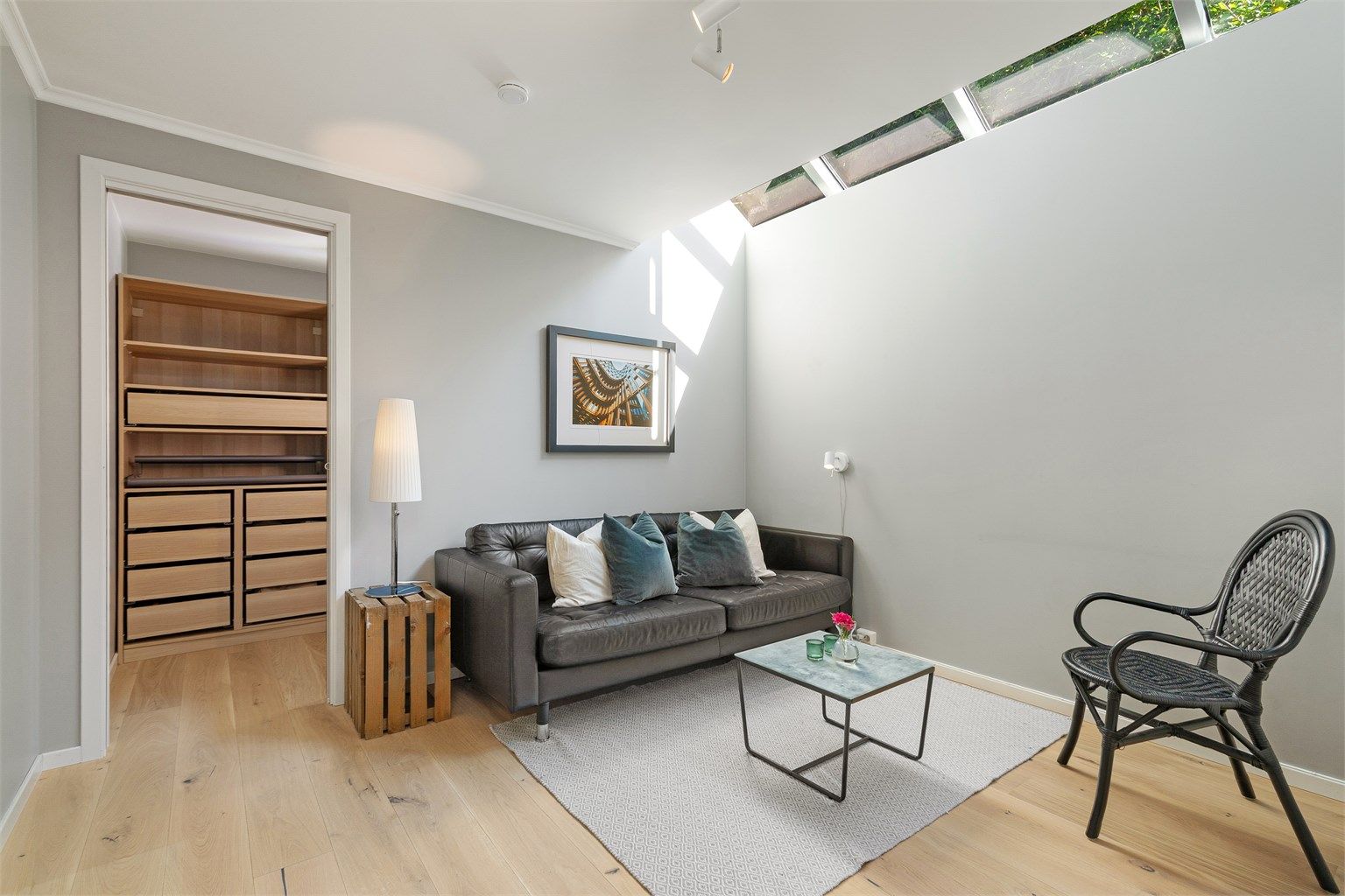 Et innbydende rom ed eget walk-in-closet