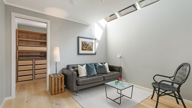 Et innbydende rom ed eget walk-in-closet