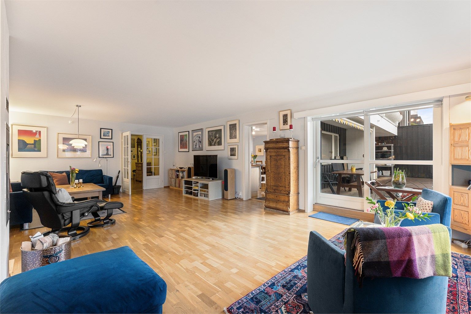 En stor og gjennomgående selveierleilighet med en åpen, sosial planløsning og rikelig med lys.