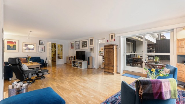 En stor og gjennomgående selveierleilighet med en åpen, sosial planløsning og rikelig med lys.