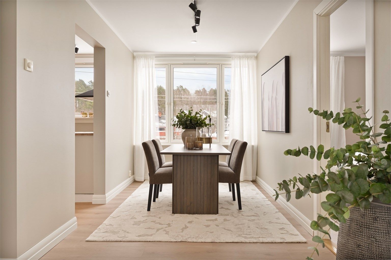 Boligen ligger flott til på Manglerud og består av entré, stue, spisestue, kjøkken, bad og 2 soverom. Foto: Martine Eren Jacobsen