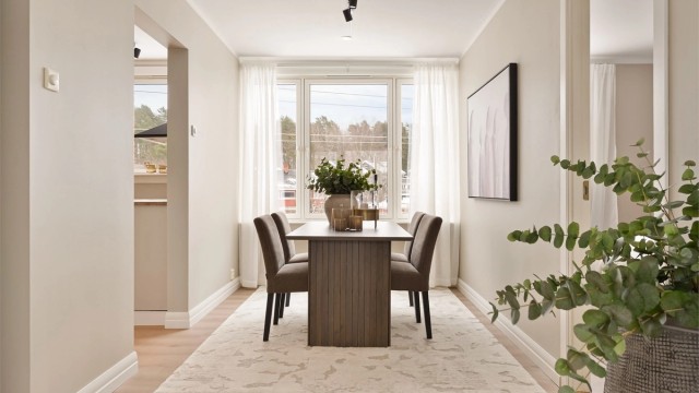 Boligen ligger flott til på Manglerud og består av entré, stue, spisestue, kjøkken, bad og 2 soverom. Foto: Martine Eren Jacobsen