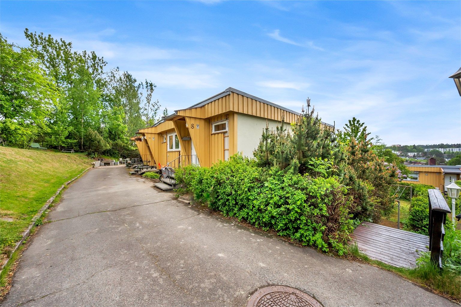 Velkommen til et praktisk rekkehus over to plan med mulighet for kjøp av garasje og med et ambisiøst steinkast unna vakre Østmarka. 