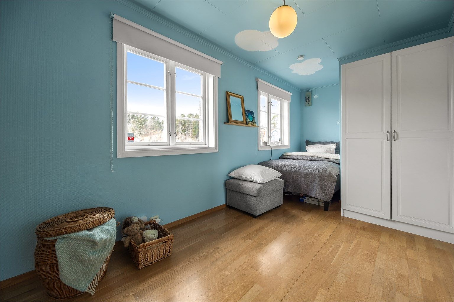 Det andre soverommet i etasjen, med god plass til seng og garderobeløsning. 