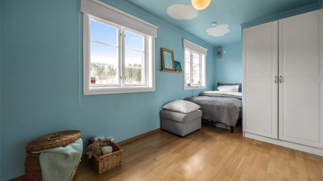 Det andre soverommet i etasjen, med god plass til seng og garderobeløsning.