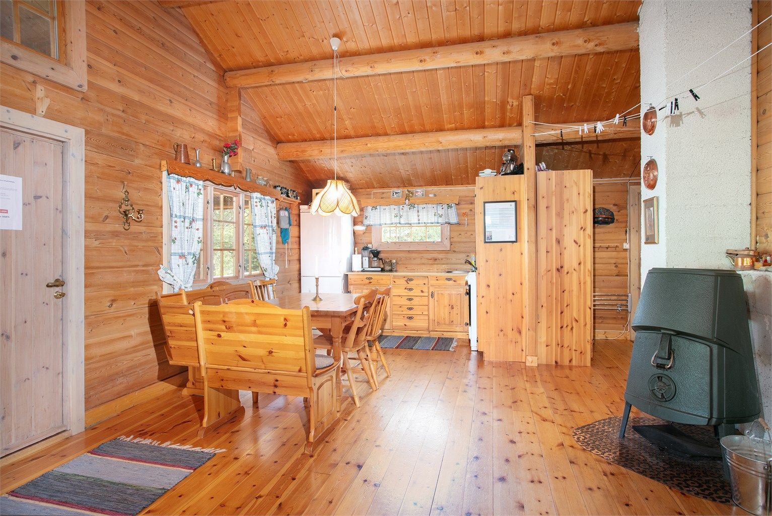 Kjøkkenet ligger i åpen løsning mot stuen, med god plass til felles matlaging og måltider.