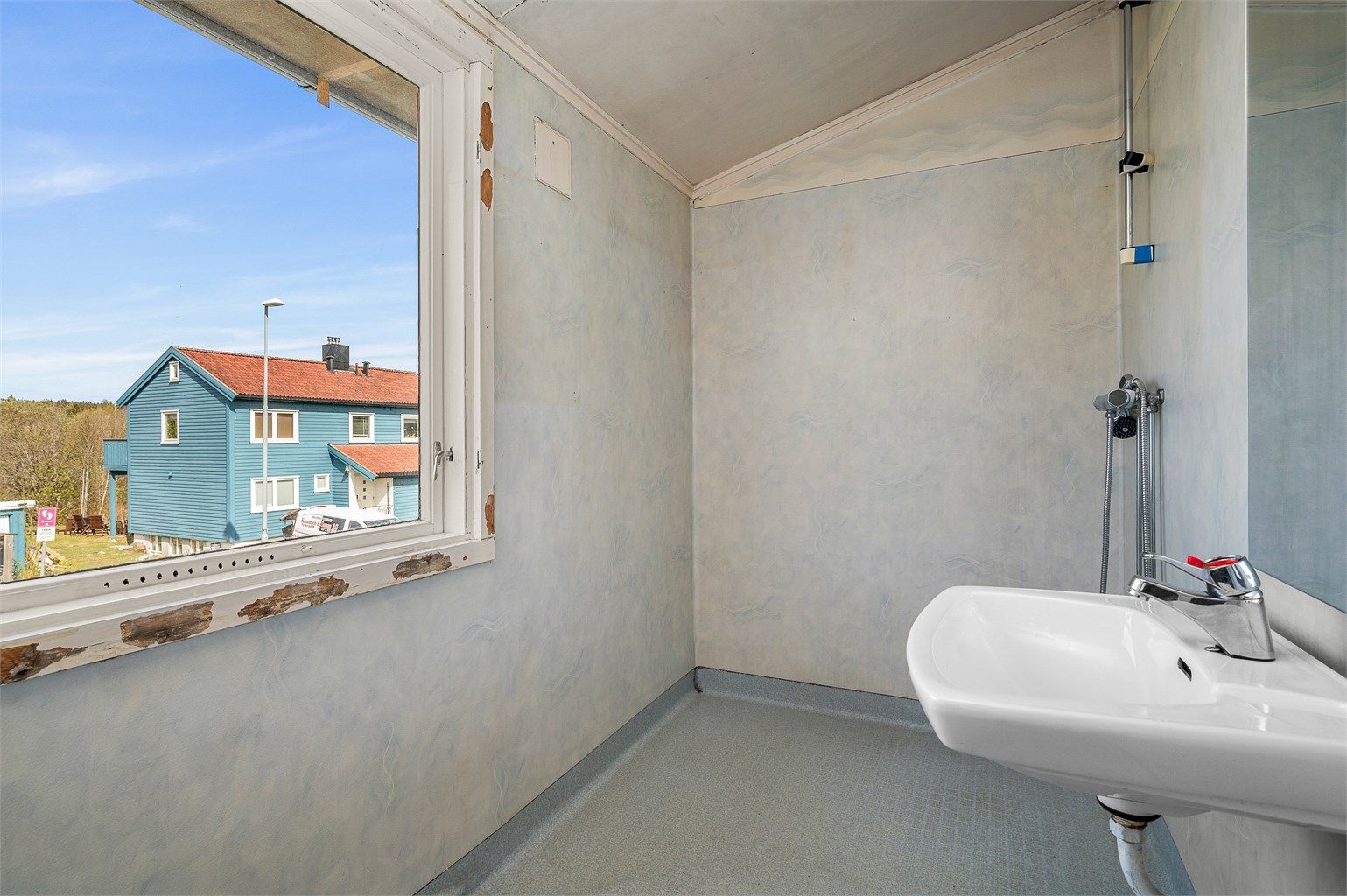 Badet måler 3,5 kvm og har enkel utførelse med servant og vegghengt dusjarmatur. Oppgradering i henhold til dagens standard må påregnes.