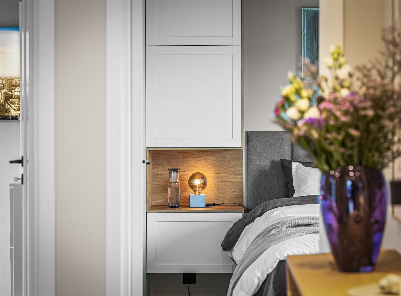 Detaljer som profilerte innerdører og gjennomtenkte, plassbygde løsninger preger etasjen.