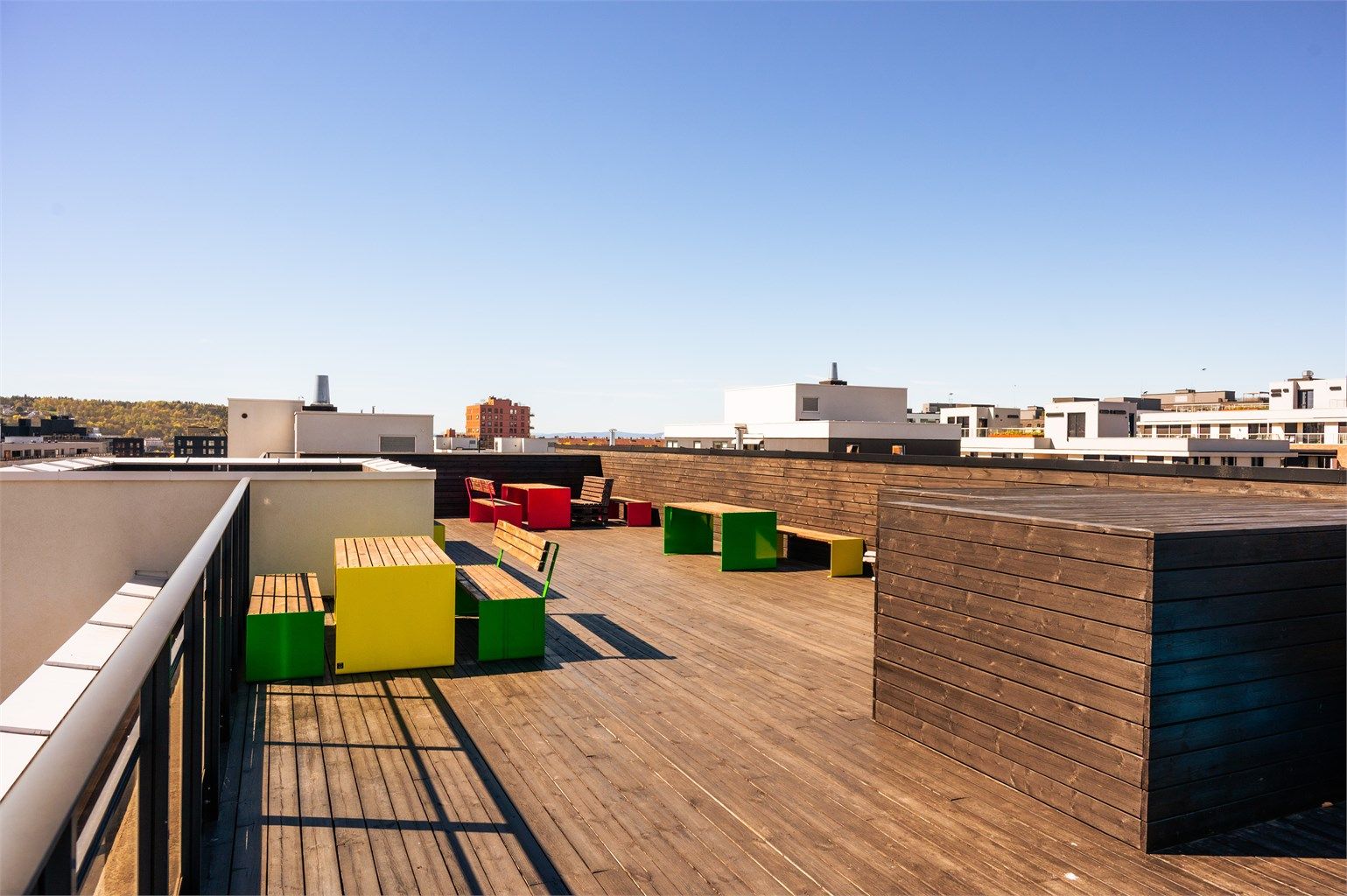 Felles takterrasse til fritt bruk i sameiet med flere sittegrupper 