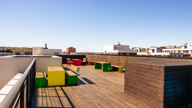 Felles takterrasse til fritt bruk i sameiet med flere sittegrupper