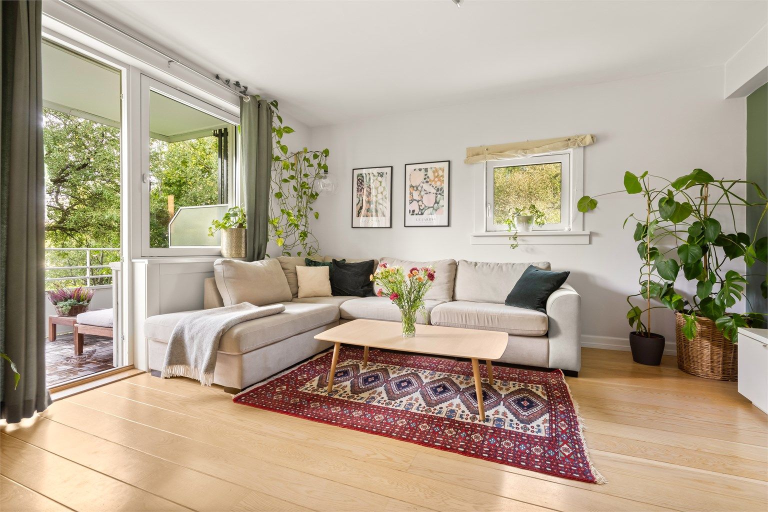 De store vindusflatene slipper inn rikelig med lys og skaper en fin og luftig atmosfære i både stuen og kjøkkenet. 