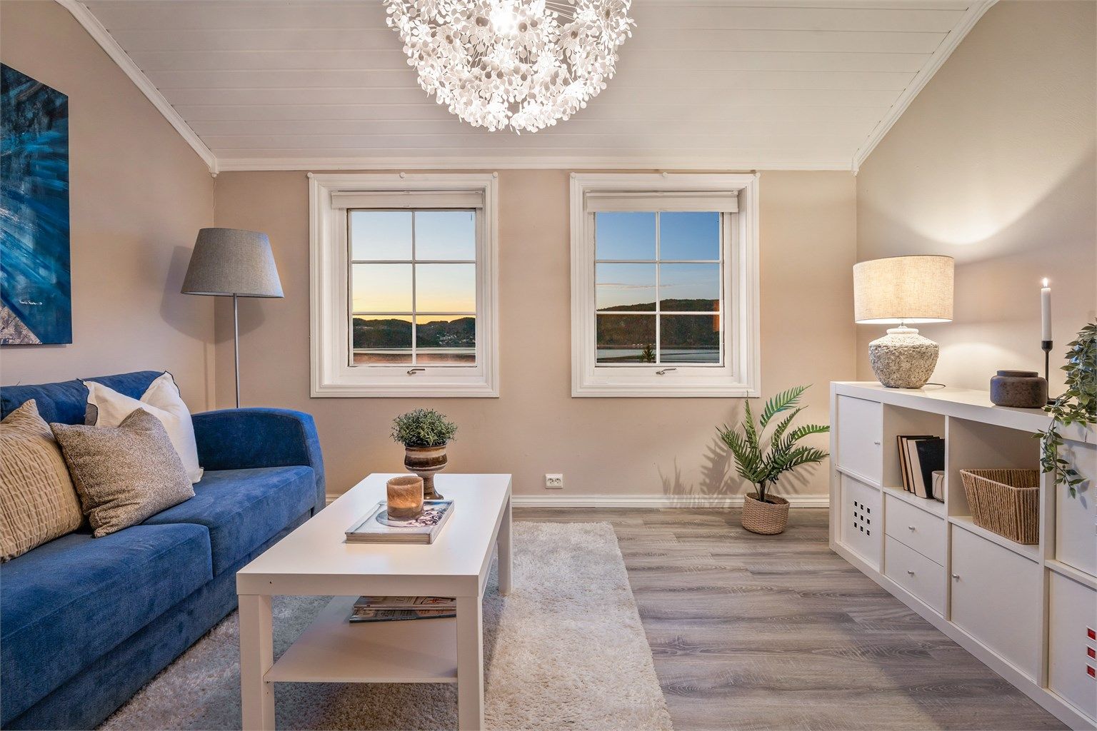 Loftstue i andre etasje med nytt gulv fra 2024. Et perfekt ekstra oppholdsrom for familien.