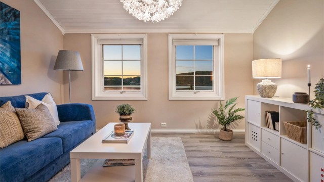 Loftstue i andre etasje med nytt gulv fra 2024. Et perfekt ekstra oppholdsrom for familien.