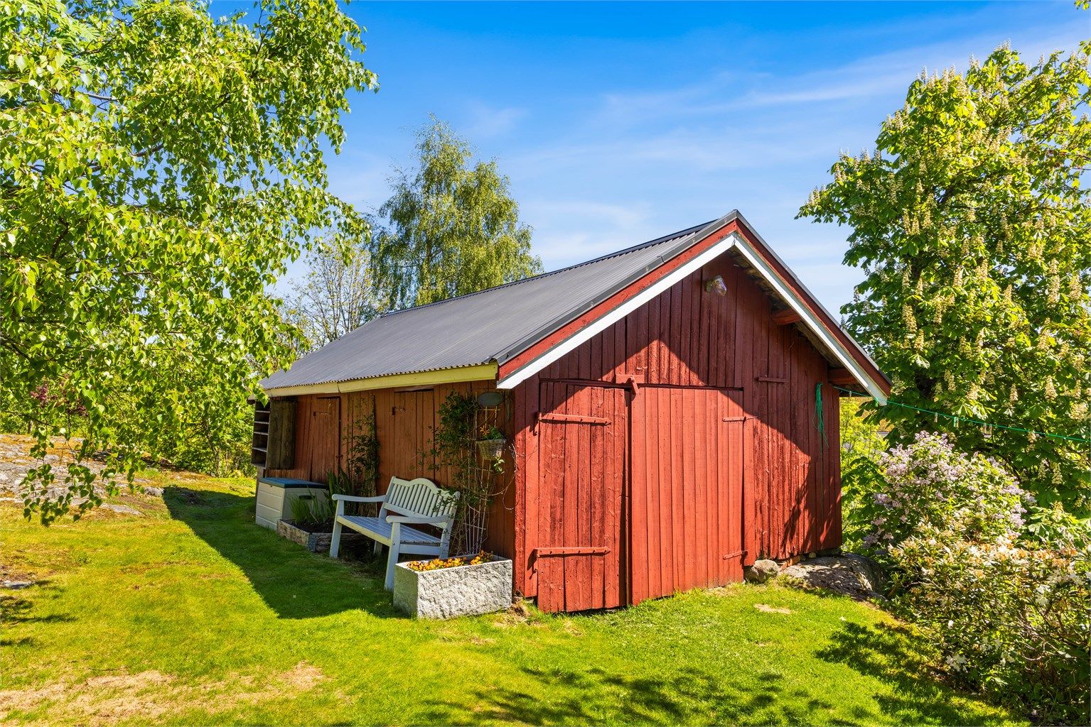 Frittstående, uisolert garasje/uthus i trekonstruksjon med god lagringsplass.
