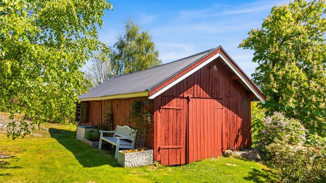 Frittstående, uisolert garasje/uthus i trekonstruksjon med god lagringsplass.