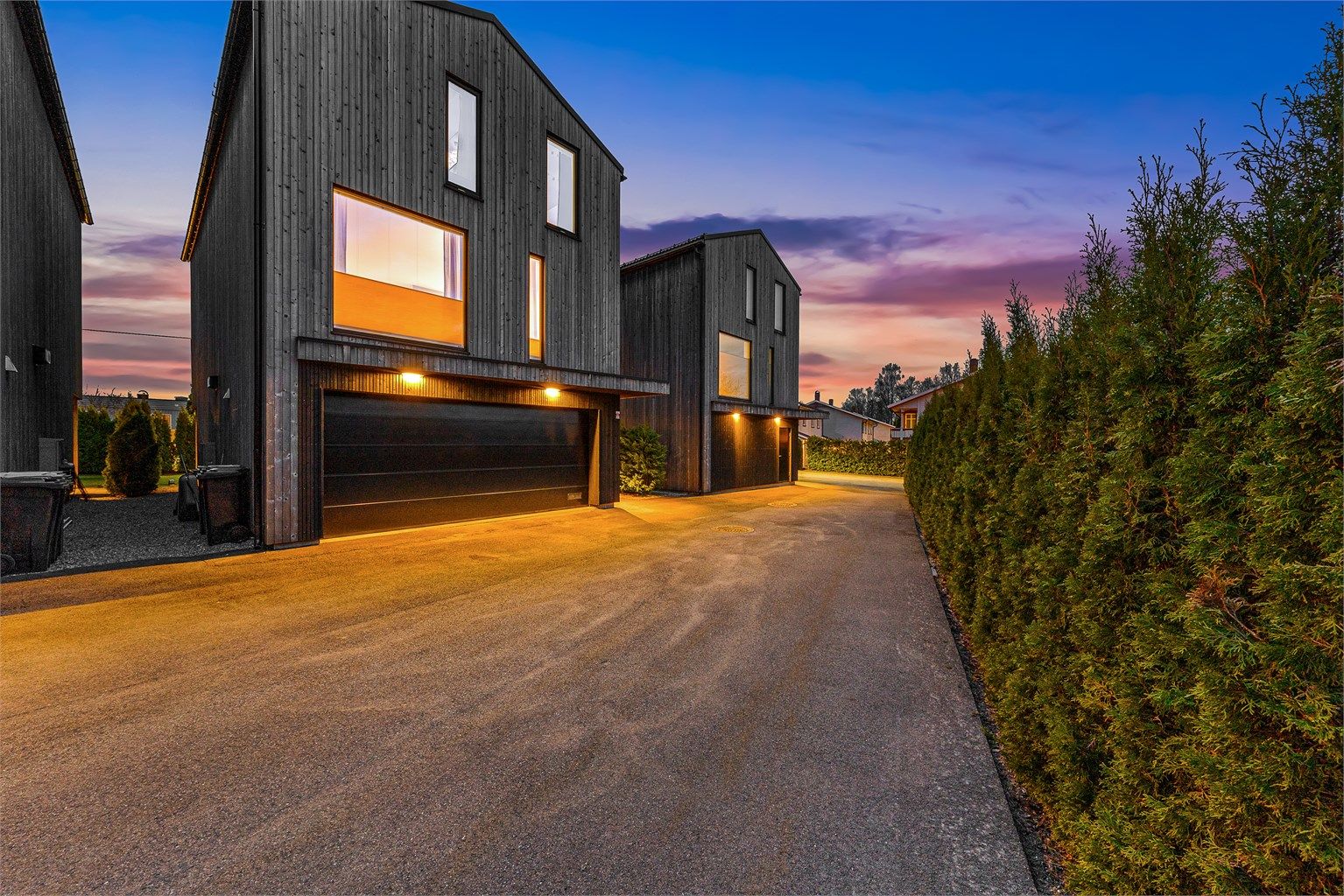 Integrert dobbelgarasje med elbillader og direkte inngang til boligen gir en praktisk hverdag. Her bor du sentralt på Jessheim med kort vei til skoler, butikker og kollektivtransport.