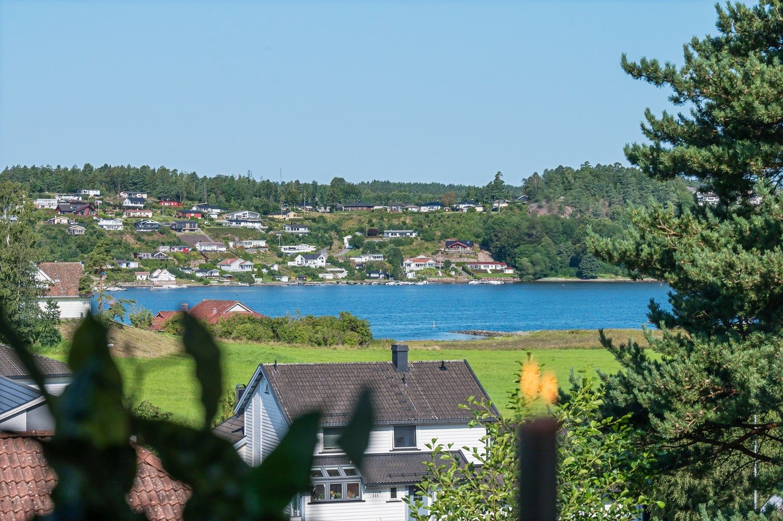 Fra stue, kjøkken og uteplasser er det nydelig sjøutsikt 