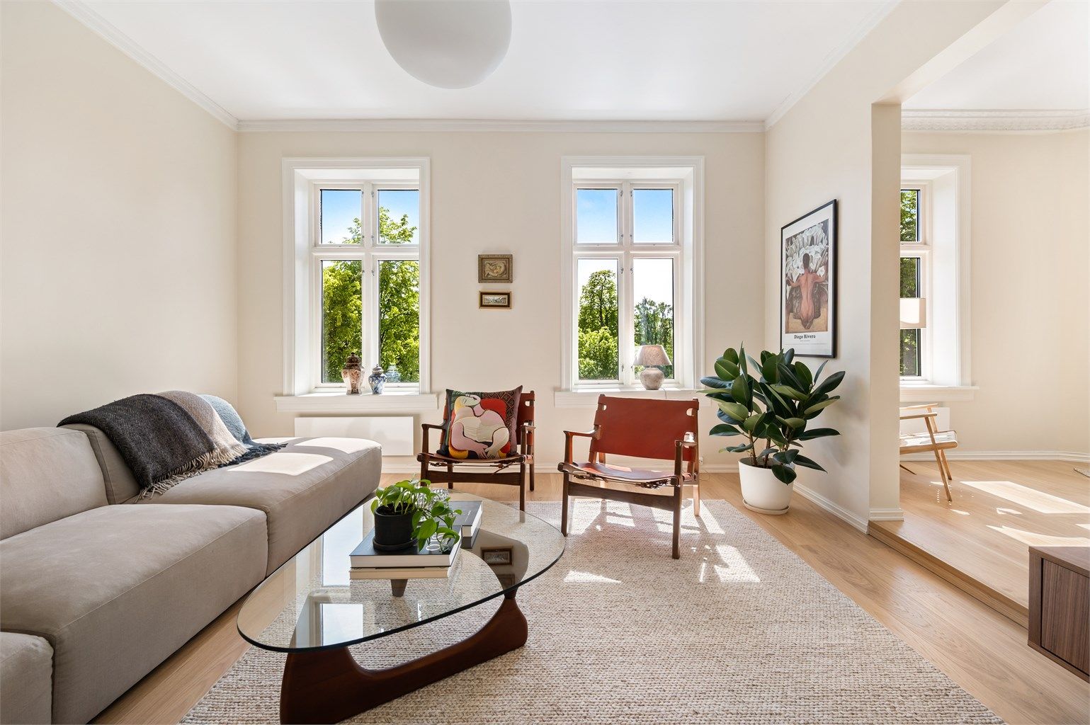 Leiligheten har en lys, gjennomgående og praktisk planløsning med svært gode lysforhold fra store vindusflater og oppleves således luftig.  