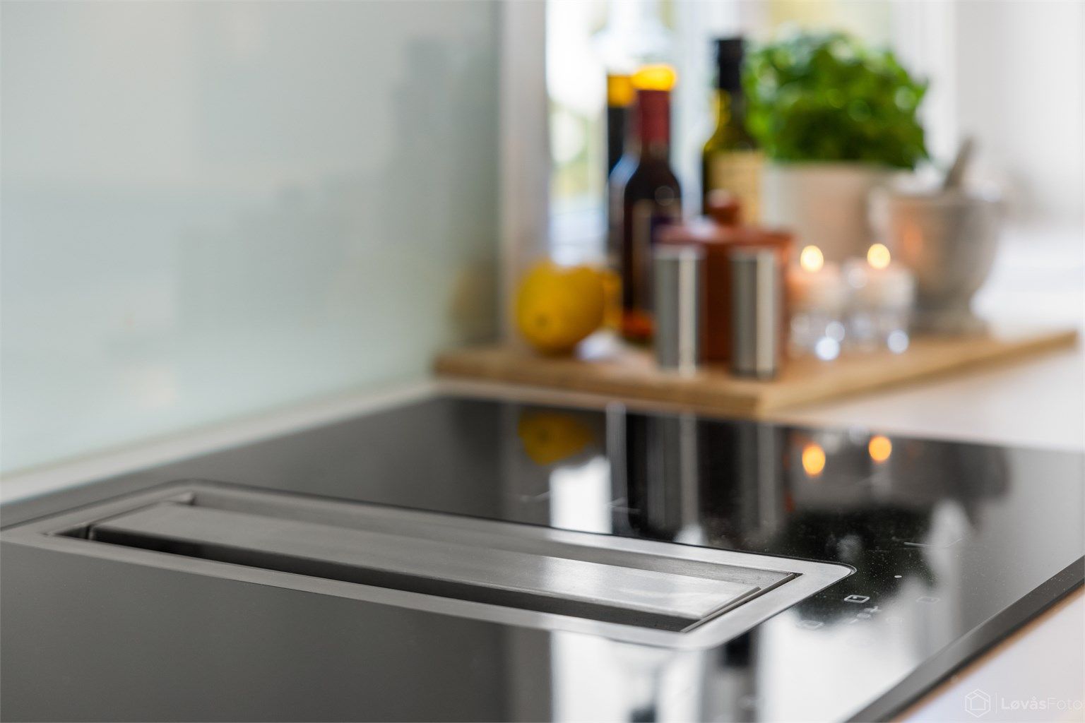 Platetoppen har integrert ventilator, en elegant og effektiv løsning.