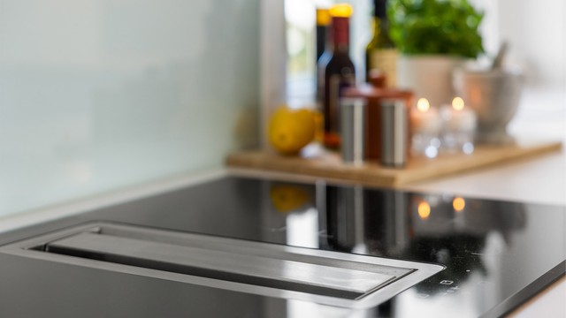 Platetoppen har integrert ventilator, en elegant og effektiv løsning.