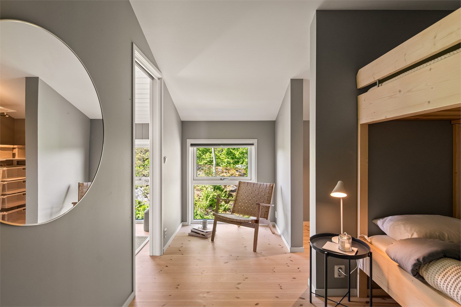 Begge soverom i påbygget del har meget god takhøyde og en liten walk-in garderobe.