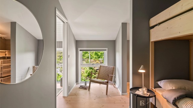 Begge soverom i påbygget del har meget god takhøyde og en liten walk-in garderobe.