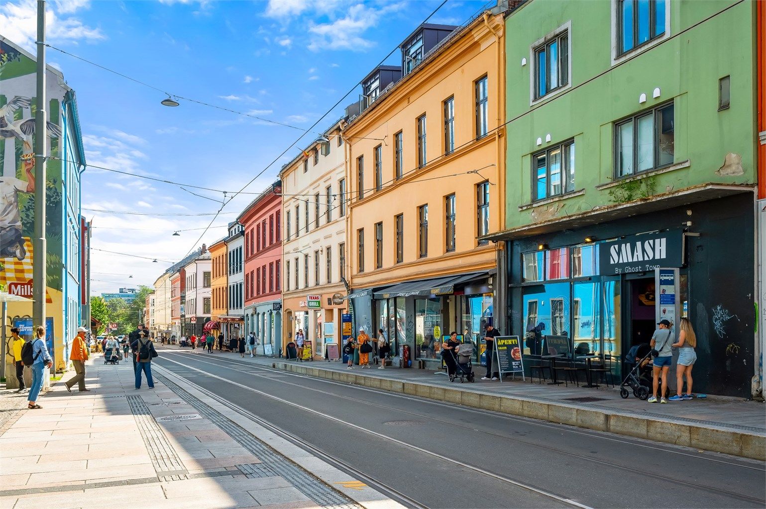 Svært gode kollektivmuligheter i området. Trikkestoppet Schous Plass med hyppige trikkeavganger ligger kun et steinkast unna leiligheten!