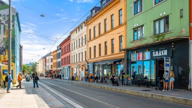 Svært gode kollektivmuligheter i området. Trikkestoppet Schous Plass med hyppige trikkeavganger ligger kun et steinkast unna leiligheten!