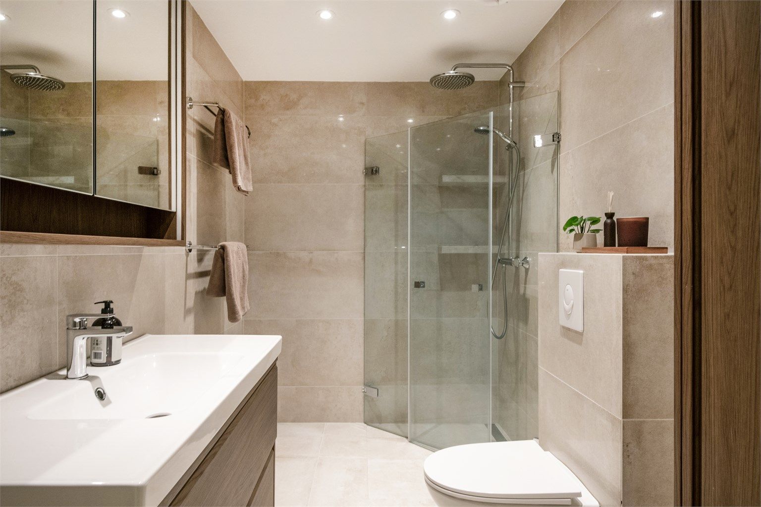 Baderommet ble totalrenovert i 2024 med fliser på gulv og vegger, gulvvarme og downlights i taket.