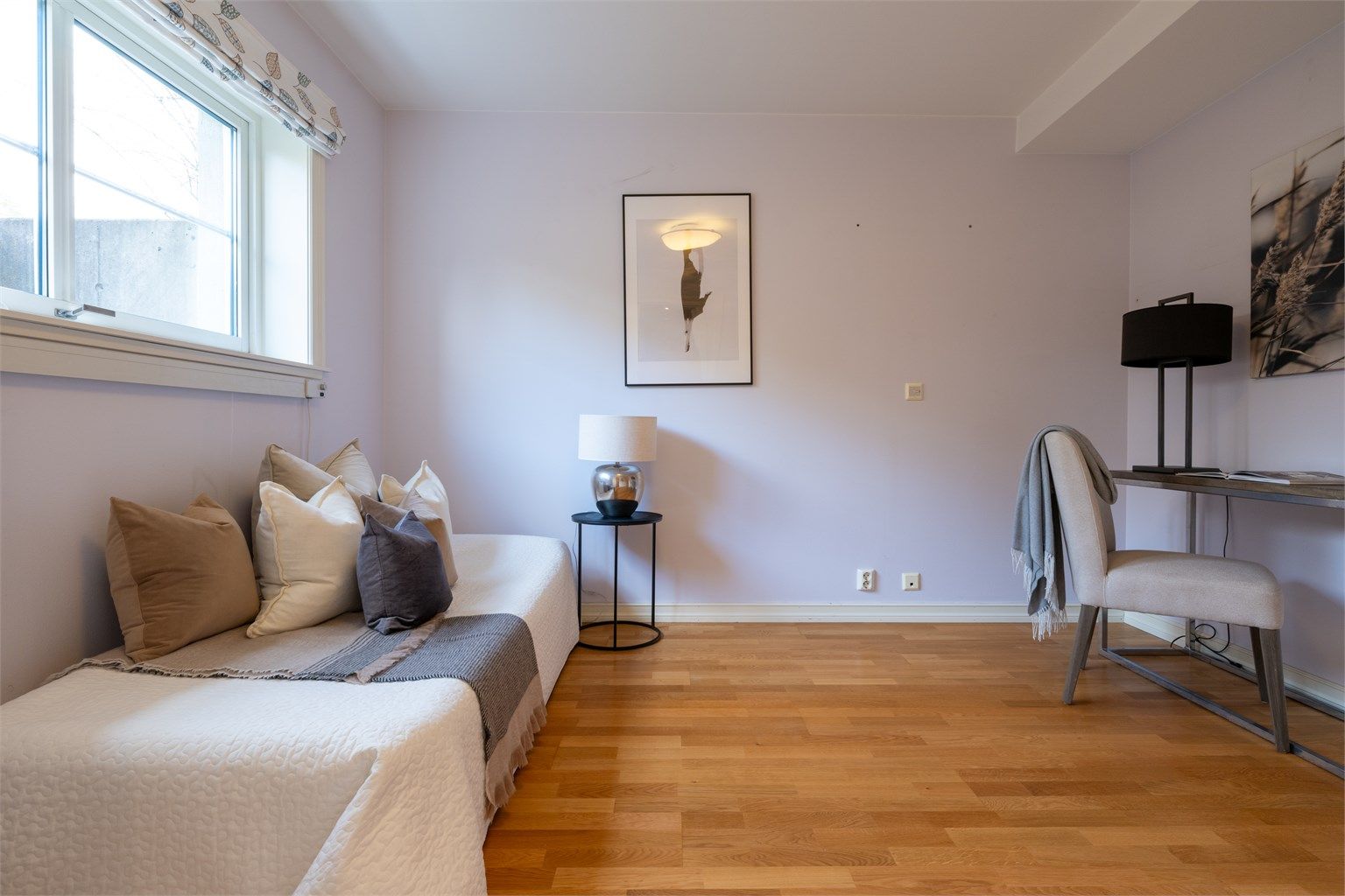 Soverom 2 har plass til dobbeltseng, nattbord og og garderobeskap.