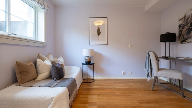 Soverom 2 har plass til dobbeltseng, nattbord og og garderobeskap.