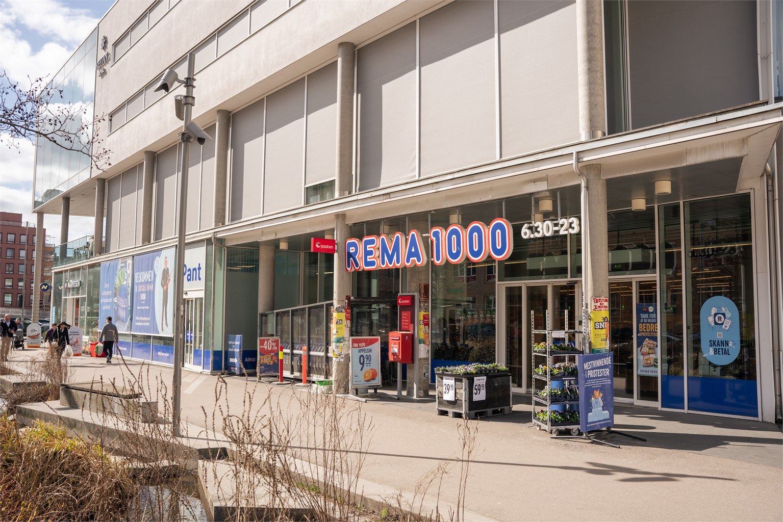 Med Rema 1000 og Kiwi kun to minutters gange unna, er de daglige innkjøpene svært enkle.